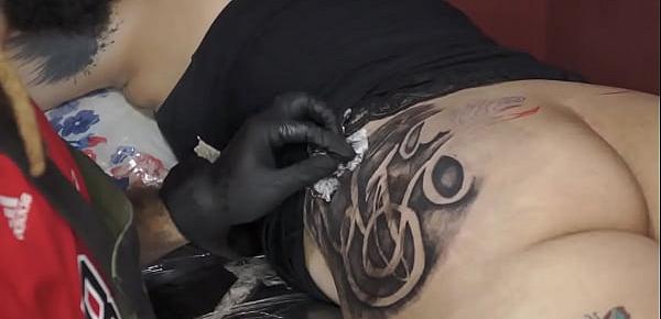  Fazendo minha tattoo nova na raba!